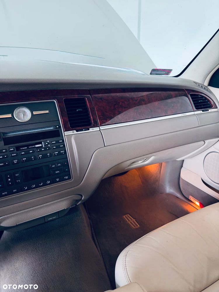 Lincoln Town Car - 11