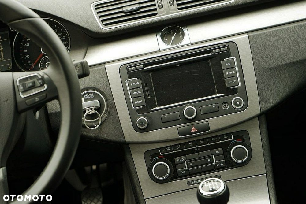 Volkswagen Passat - 25