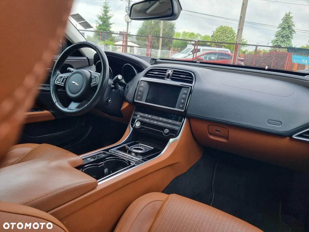 Jaguar XE 2.0 D AWD Portfolio - 15