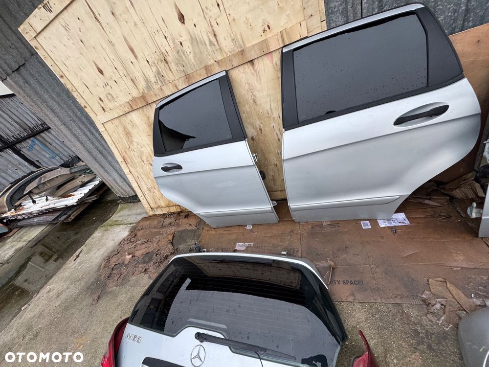 Mercedes a klasa w169 kolor srebrny 761 lampy przód prawa lewa przednie tylnie tył maska błotnik prawy lewy podszybie dysze spryskiwacza osłona plastik na masce wlot maski lampy tył drzwi prawe lewe przednie tylnie pas przedni chłodnice podszybie zderzak przód przedni progi - 8
