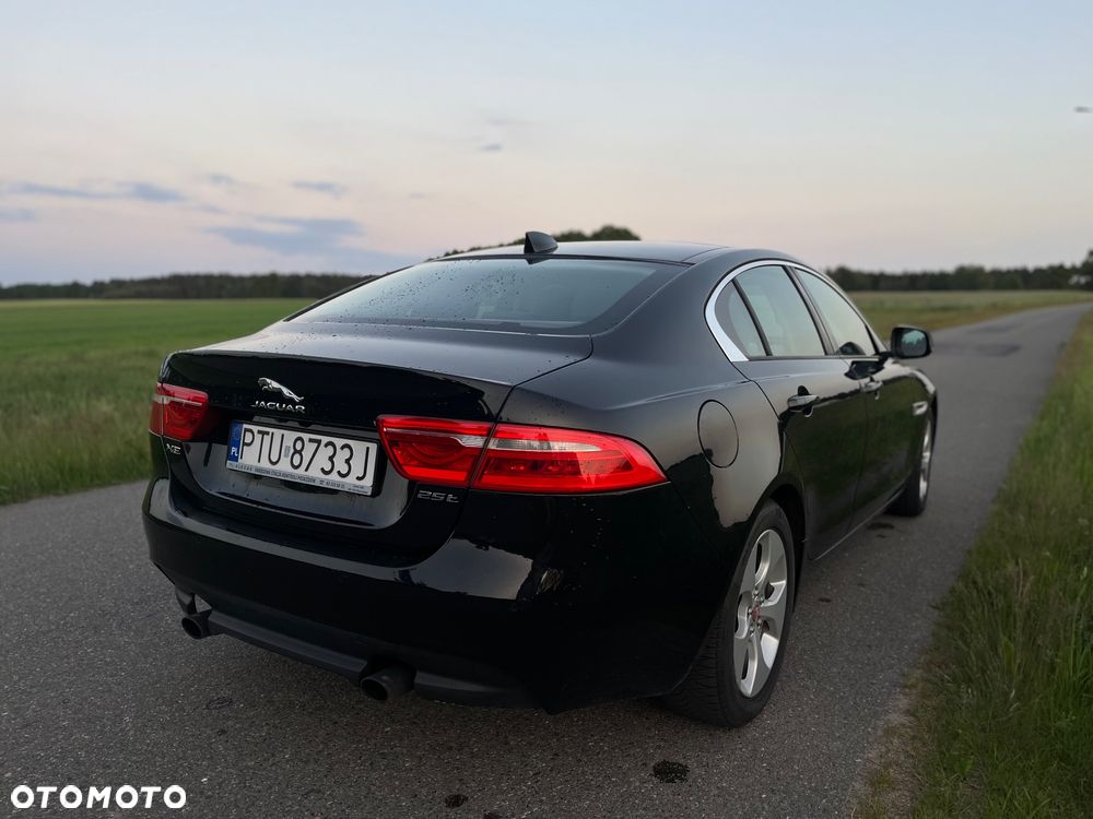 Jaguar XE 2.0 T Portfolio - 12
