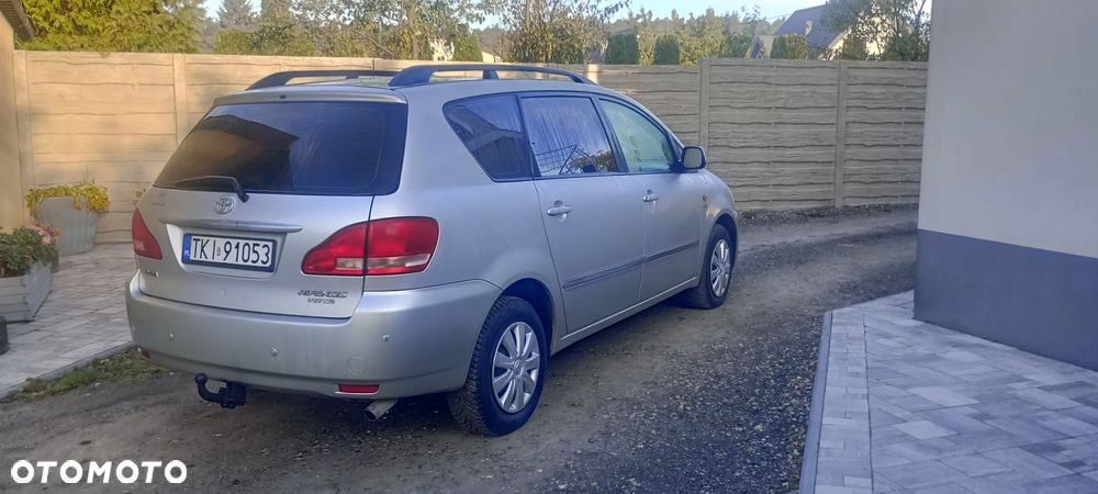 Toyota Avensis Verso 2003 photo 4