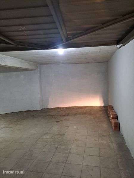Alugo garagem  espacosa