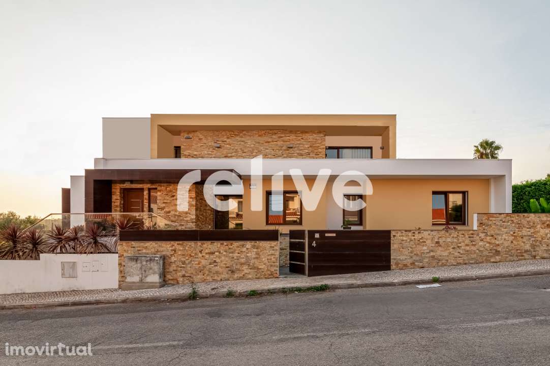 Moradia T8 com 477m2 e Terreno de 1.048m2 na Charneca da Caparica - Grande imagem: 2/47