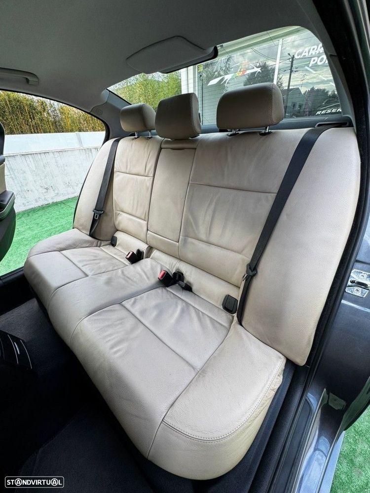 BMW 320 dA Exclusive - 16