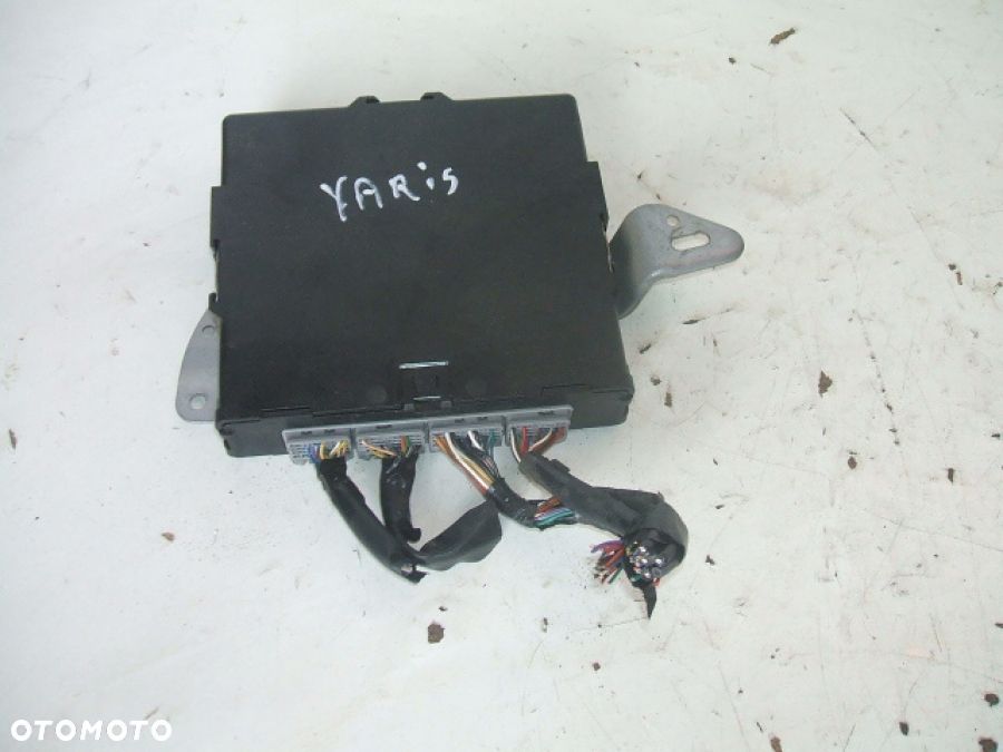 TOYOTA YARIS III moduł skrzynka bezpieczników BSI