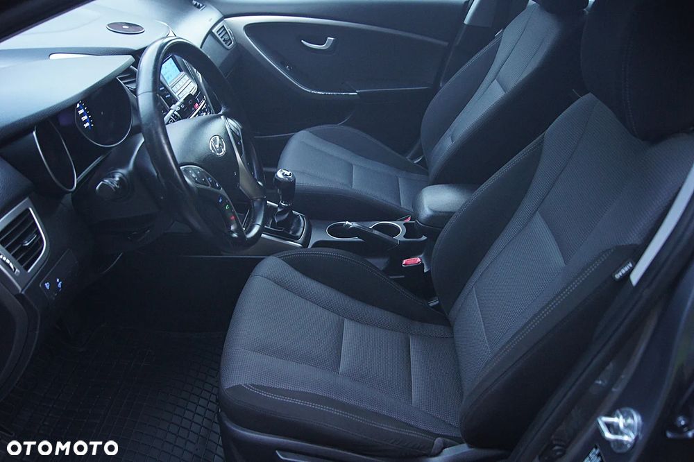 Hyundai i30 blue Kombi 1.4 YES Silver - 14