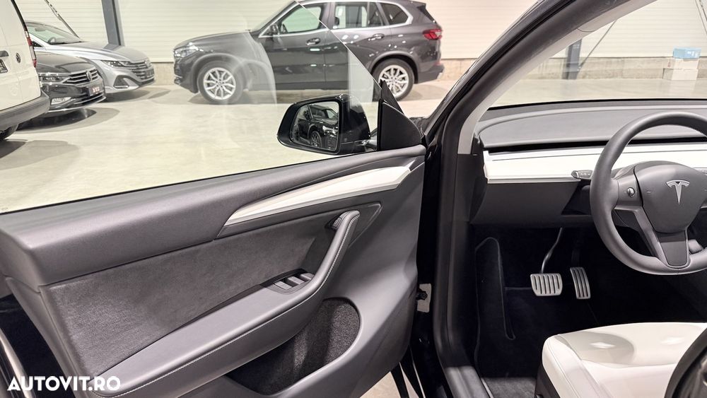 Tesla Model Y Performance Dual Motor AWD - 29