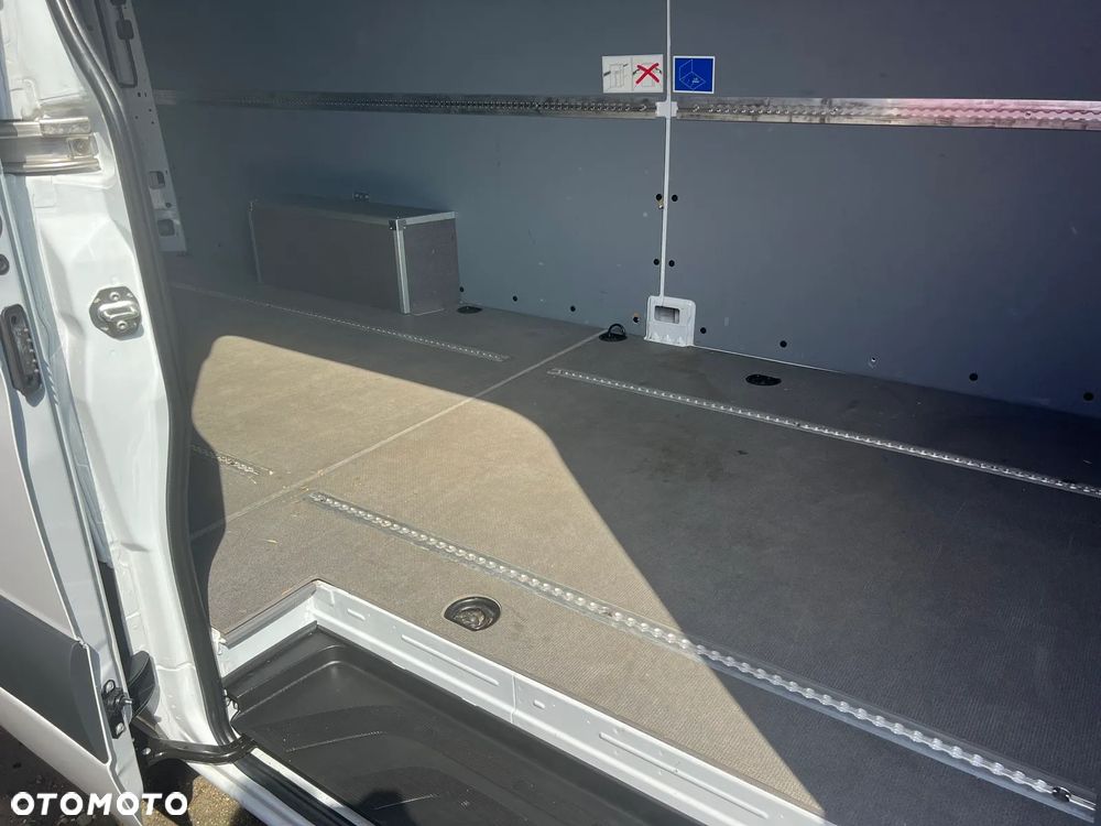 Mercedes-Benz Sprinter - 15
