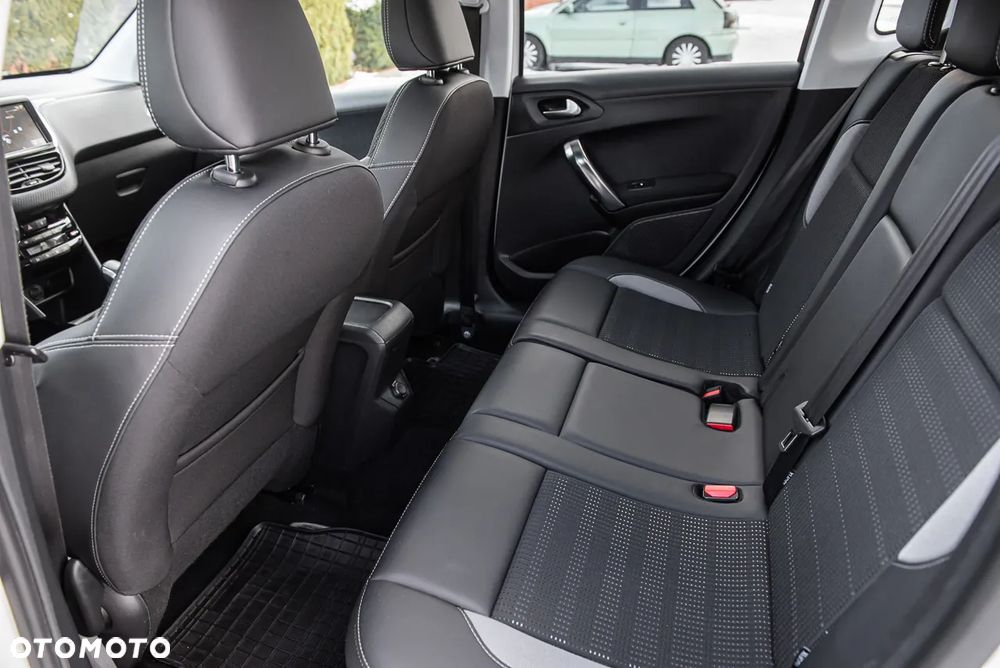 Peugeot 2008 1.6 BlueHDi Allure S&S - 22