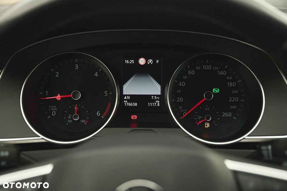 Volkswagen Passat Variant 2.0 TDI SCR DSG R-Line - 29