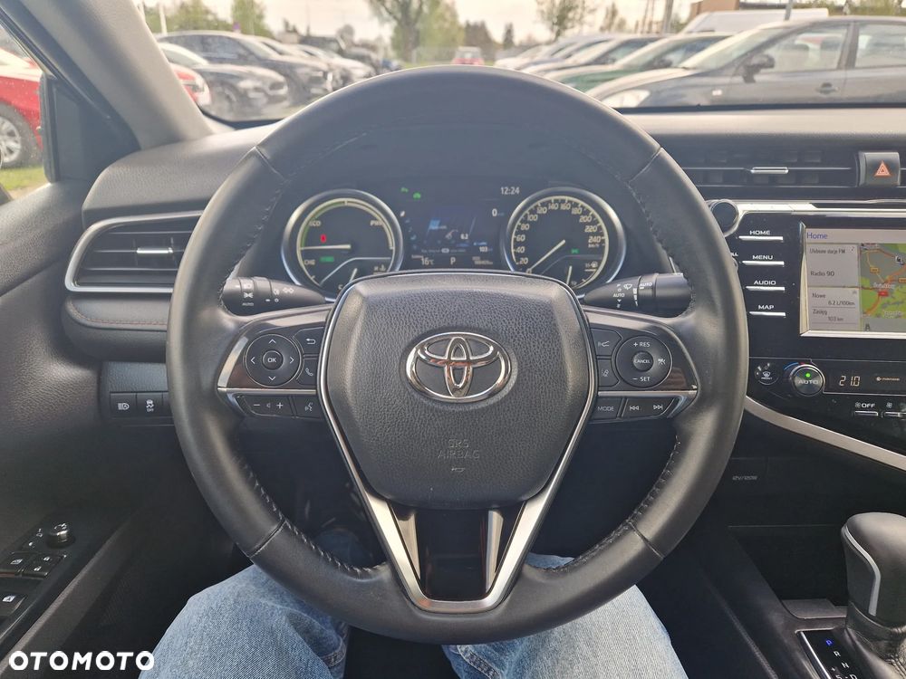 Toyota Camry Luxury - 15