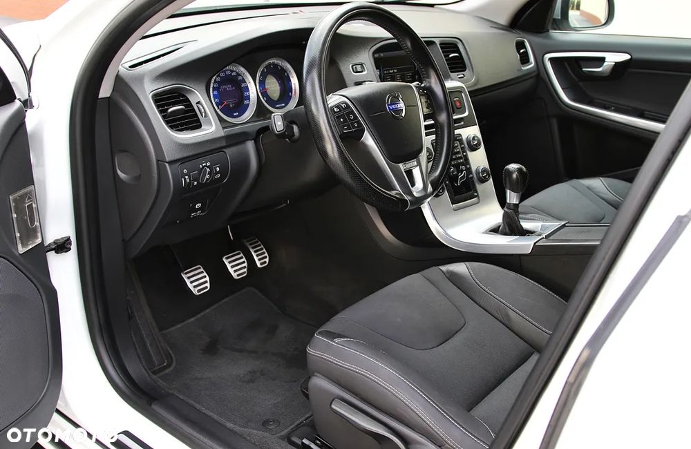 Volvo V60 2.0T R-Design - 17