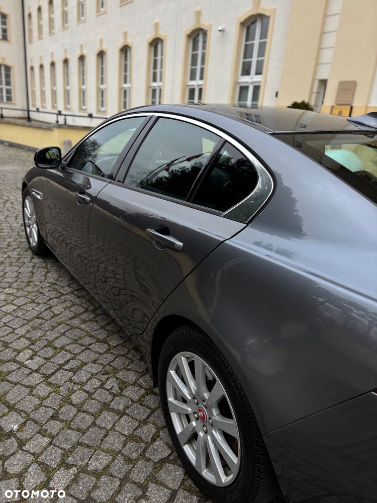 Jaguar XE 2.0 T Pure - 6