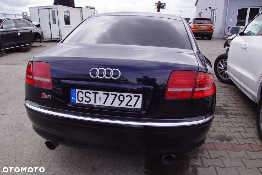 AUDI A8 D3 4.2 335 KM 2005  SILNIK BFM SKRZYNIA HHV  POJAZD NA CZĘŚCI. Tel. 692 106 889 silnik kompletny BFM, blok silnika, głowica lewa, głowica prawa, wał korbowy, wałek rozrządu, wałek ssący, wałek wydechowy, tłoki, korbowody, panewki, pierścienie tłokowe, miska olejowa, pompa oleju, smok olejowy, czujnik poziomu oleju, czujnik ciśnienia oleju, obudowa filtra oleju, chłodnica oleju, korek wlewu oleju, bagnet oleju, pokrywa zaworów lewa, pokrywa zaworów prawa, uszczelka pokrywy zaworów, kolektor ssący, kolektor wydechowy lewy, kolektor wydechowy prawy, przepustnica, listwa wtryskowa, wtryskiwacze, pompa paliwa, kosz pompy paliwa, regulator ciśnienia paliwa, filtr paliwa, przewody paliwowe, zbiornik paliwa, wlew paliwa, korek wlewu paliwa, obudowa filtra powietrza, przepływomierz, rura dolotowa, rezonator dolotu, przewody podciśnienia, zawór podciśnienia, odma, separator oleju, cewki zapłonowe, świece zapłonowe, wiązka silnika, sterownik silnika, moduł zapłonowy, czujnik położenia wału, czujnik położenia wałka rozrządu, czujnik temperatury silnika, czujnik spalania stukowego, czujnik ciśnienia, sonda lambda, alternator, rozrusznik, pompa wody, termostat, obudowa termostatu, chłodnica wody, wentylator chłodnicy lewy, wentylator chłodnicy prawy, obudowa wentylatorów, zbiornik wyrównawczy, korek zbiornika wyrównawczego, przewody chłodnicy, węże układu chłodzenia, nagrzewnica, przewody nagrzewnicy, koło pasowe wału, rolka prowadząca, rolka napinacza, napinacz paska, pasek osprzętu, łapa silnika lewa, łapa silnika prawa, poduszka silnika lewa, poduszka silnika prawa, osłona silnika górna, osłona silnika dolna, skrzynia biegów HHV, sterownik skrzyni biegów, mechatronika skrzyni, konwerter skrzyni biegów, sprzęgło hydrokinetyczne, miska skrzyni biegów, chłodnica oleju skrzyni, przewody oleju skrzyni, wybierak biegów, lewarek zmiany biegów, linka wybieraka, poduszka skrzyni biegów, łapa skrzyni biegów, wał napędowy, podpora wału, przegub wału, skrzynia rozdzielcza, reduktor, dyferencjał przedni, dyferencjał tylny, most przedni, most tylny, półoś przednia lewa, półoś przednia prawa, półoś tylna lewa, półoś tylna prawa, przegub zewnętrzny, przegub wewnętrzny, flansza napędowa, piasta przednia lewa, piasta przednia prawa, piasta tylna lewa, piasta tylna prawa, łożysko koła przednie, łożysko koła tylne, sanki przednie, sanki tylne, belka przednia, belka tylna, amortyzator przedni lewy, amortyzator przedni prawy, amortyzator tylny lewy, amortyzator tylny prawy, miech pneumatyczny przedni lewy, miech pneumatyczny przedni prawy, miech pneumatyczny tylny lewy, miech pneumatyczny tylny prawy, kolumna pneumatyczna przednia lewa, kolumna pneumatyczna przednia prawa, kompresor zawieszenia, pompa zawieszenia, sterownik zawieszenia, blok zaworowy zawieszenia, czujnik poziomowania, zbiornik powietrza zawieszenia, przewody pneumatyczne, wahacz przedni górny lewy, wahacz przedni górny prawy, wahacz przedni dolny lewy, wahacz przedni dolny prawy, wahacz tylny lewy, wahacz tylny prawy, zwrotnica przednia lewa, zwrotnica przednia prawa, zwrotnica tylna lewa, zwrotnica tylna prawa, stabilizator przedni, stabilizator tylny, łącznik stabilizatora lewy, łącznik stabilizatora prawy, drążek kierowniczy lewy, drążek kierowniczy prawy, końcówka drążka lewa, końcówka drążka prawa, maglownica, przekładnia kierownicza, pompa wspomagania, zbiornik płynu wspomagania, przewody wspomagania, kolumna kierownicza, krzyżak kolumny kierowniczej, zacisk hamulcowy przedni lewy, zacisk hamulcowy przedni prawy, zacisk hamulcowy tylny lewy, zacisk hamulcowy tylny prawy, jarzmo zacisku przednie, jarzmo zacisku tylne, tarcza hamulcowa przednia lewa, tarcza hamulcowa przednia prawa, tarcza hamulcowa tylna lewa, tarcza hamulcowa tylna prawa, klocki hamulcowe, pompa hamulcowa, serwo hamulcowe, moduł ABS, pompa ABS, czujnik ABS przedni, czujnik ABS tylny, przewód hamulcowy, linka hamulca postojowego, silniczek hamulca postojowego, sterownik hamulca postojowego, felga aluminiowa, koło kompletne, śruba koła, dekielek felgi, czujnik ciśnienia opony, zderzak przedni, zderzak tylny, belka zderzaka przedniego, belka zderzaka tylnego, absorber zderzaka, kratka zderzaka lewa, kratka zderzaka prawa, grill przedni, atrapa chłodnicy, ramka grilla, emblemat Audi, emblemat A8, maska, zawias maski lewy, zawias maski prawy, zamek maski, linka otwierania maski, siłownik maski, błotnik przedni lewy, błotnik przedni prawy, nadkole przednie lewe, nadkole przednie prawe, nadkole tylne lewe, nadkole tylne prawe, drzwi przednie lewe, drzwi przednie prawe, drzwi tylne lewe, drzwi tylne prawe, klamka zewnętrzna przednia lewa, klamka zewnętrzna przednia prawa, klamka zewnętrzna tylna lewa, klamka zewnętrzna tylna prawa, klamka wewnętrzna, zamek drzwi przednich, zamek drzwi tylnych, zawias drzwi, ogranicznik drzwi, mechanizm szyby przedni lewy, mechanizm szyby przedni prawy, mechanizm szyby tylny lewy, mechanizm szyby tylny prawy, silniczek szyby, szyba drzwi przednia lewa, szyba drzwi przednia prawa, szyba drzwi tylna lewa, szyba drzwi tylna prawa, szyba przednia, szyba tylna, szyba boczna lewa, szyba boczna prawa, uszczelka drzwi, uszczelka szyby, listwa drzwi, listwa progowa, listwa chromowana, próg lewy, próg prawy, dach, podszybie, pas przedni, wzmocnienie czołowe, osłona pod silnik, osłona podwozia, osłona nadkola, klapa bagażnika, zamek klapy bagażnika, zawias klapy bagażnika, siłownik klapy bagażnika, mechanizm domykania klapy, lusterko lewe, lusterko prawe, wkład lusterka lewy, wkład lusterka prawy, silniczek lusterka, kierunkowskaz lusterka, reflektor przedni lewy, reflektor przedni prawy, lampa tylna lewa, lampa tylna prawa, lampa klapy lewa, lampa klapy prawa, kierunkowskaz przedni, światło przeciwmgielne lewe, światło przeciwmgielne prawe, przetwornica xenon, żarnik xenon, moduł reflektora, sterownik poziomowania lamp, spryskiwacz reflektora lewy, spryskiwacz reflektora prawy, zbiornik płynu spryskiwaczy, pompka spryskiwaczy, dysza spryskiwacza, mechanizm wycieraczek, silnik wycieraczek, ramię wycieraczki lewe, ramię wycieraczki prawe, fotel kierowcy, fotel pasażera, kanapa tylna, oparcie tylnej kanapy, zagłówek przedni, zagłówek tylny, podłokietnik przedni, podłokietnik tylny, stelaż fotela, silniczek fotela, sterownik fotela, mata grzewcza fotela, boczek drzwi przedni lewy, boczek drzwi przedni prawy, boczek drzwi tylny lewy, boczek drzwi tylny prawy, deska rozdzielcza, konsola środkowa, tunel środkowy, schowek pasażera, kierownica, poduszka kierownicy, manetka kierunkowskazów, manetka wycieraczek, taśma kierownicy, licznik, zegary, wyświetlacz centralny, ekran nawigacji, radio, jednostka multimedialna, zmieniarka płyt, wzmacniacz audio, głośnik przedni, głośnik tylny, subwoofer, antena radiowa, moduł nawigacji, panel klimatyzacji, kratka nawiewu lewa, kratka nawiewu prawa, kratka nawiewu środkowa, dmuchawa nawiewu, rezystor dmuchawy, silniczek klapy nawiewu, parownik klimatyzacji, skraplacz klimatyzacji, osuszacz klimatyzacji, sprężarka klimatyzacji, - 8