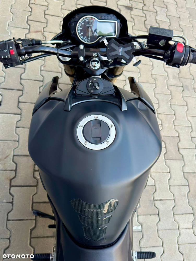 Suzuki GSR - 16