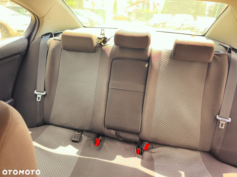 Toyota Avensis - 11
