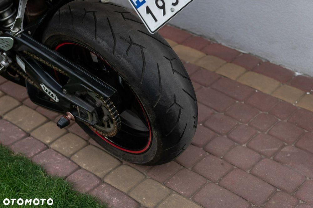 Yamaha R1 - 8
