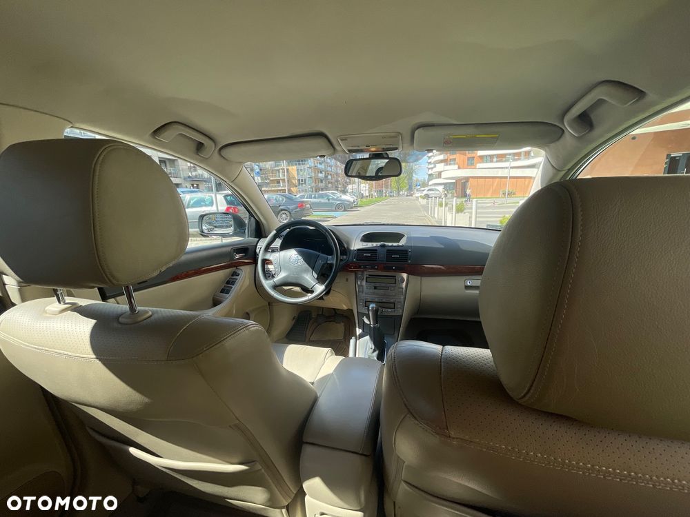 Toyota Avensis 2.0 VVT-i High - 12