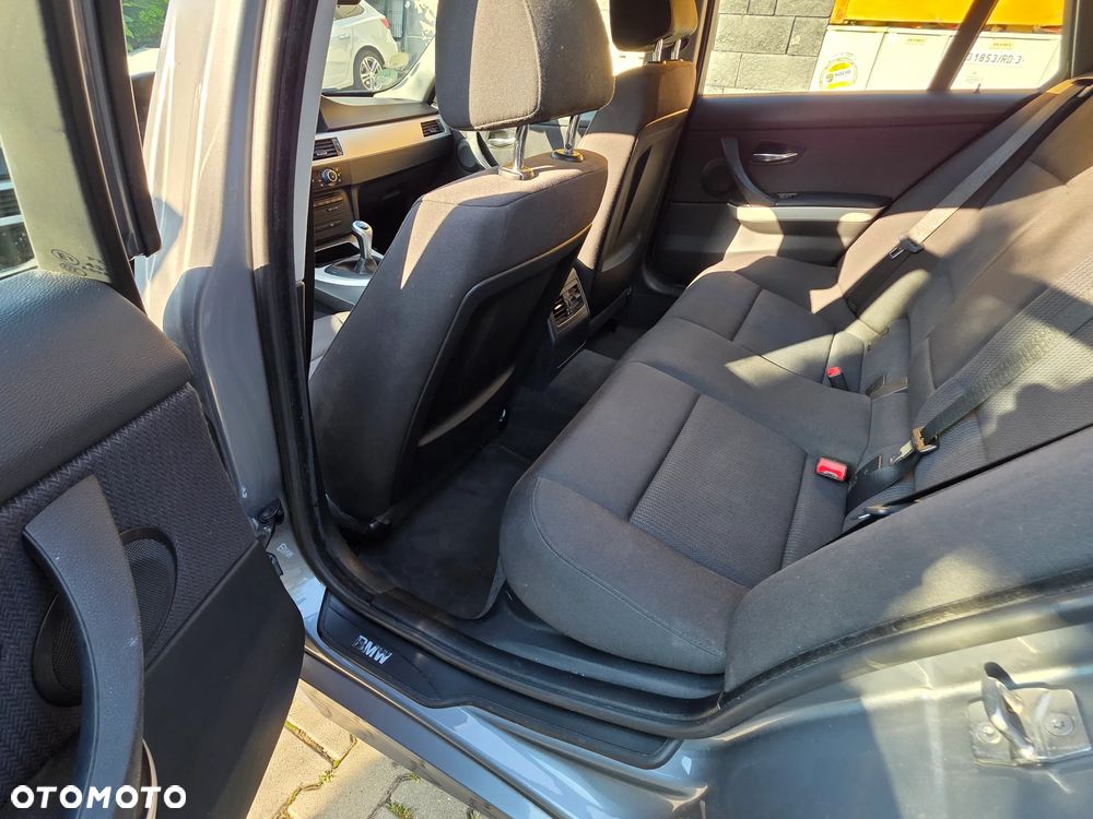 BMW Seria 3 320d DPF Touring - 15