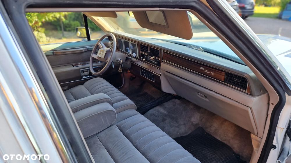 Lincoln Town Car - 6