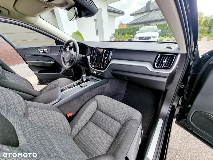 Volvo XC 60 B4 D Plus Dark - 17