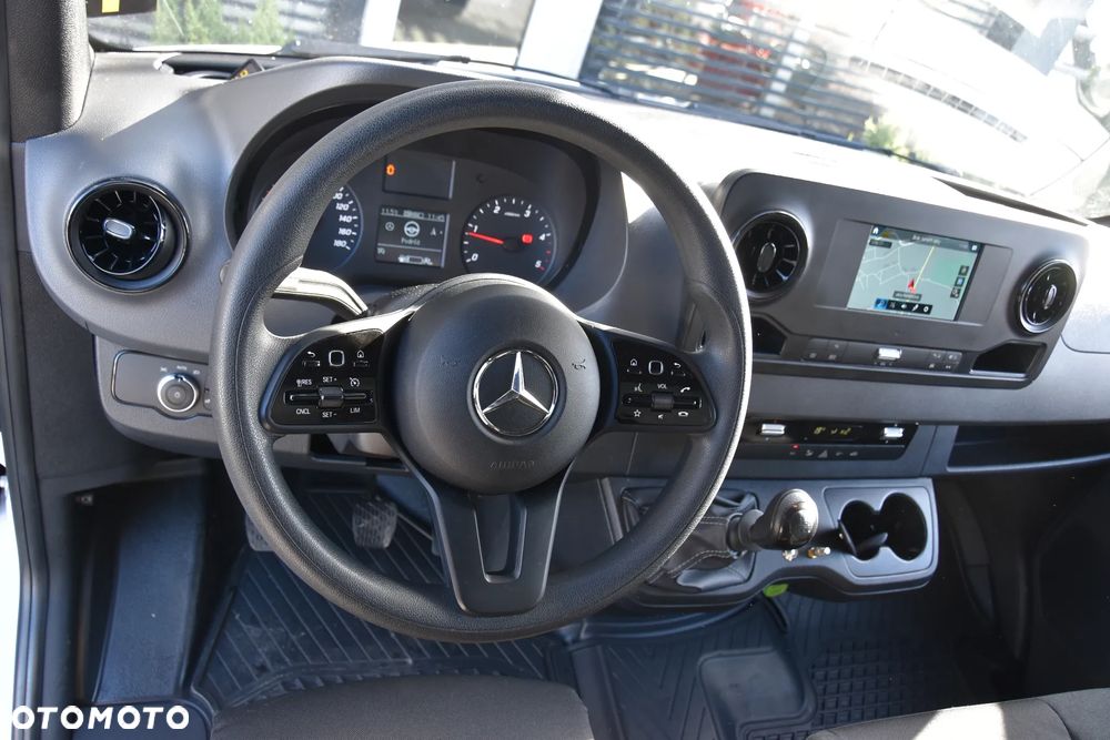 Mercedes-Benz Sprinter - 11
