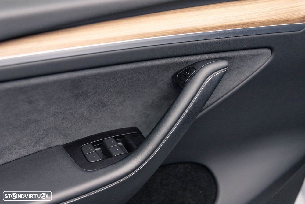 Tesla Model Y Performance Dual Motor AWD - 37
