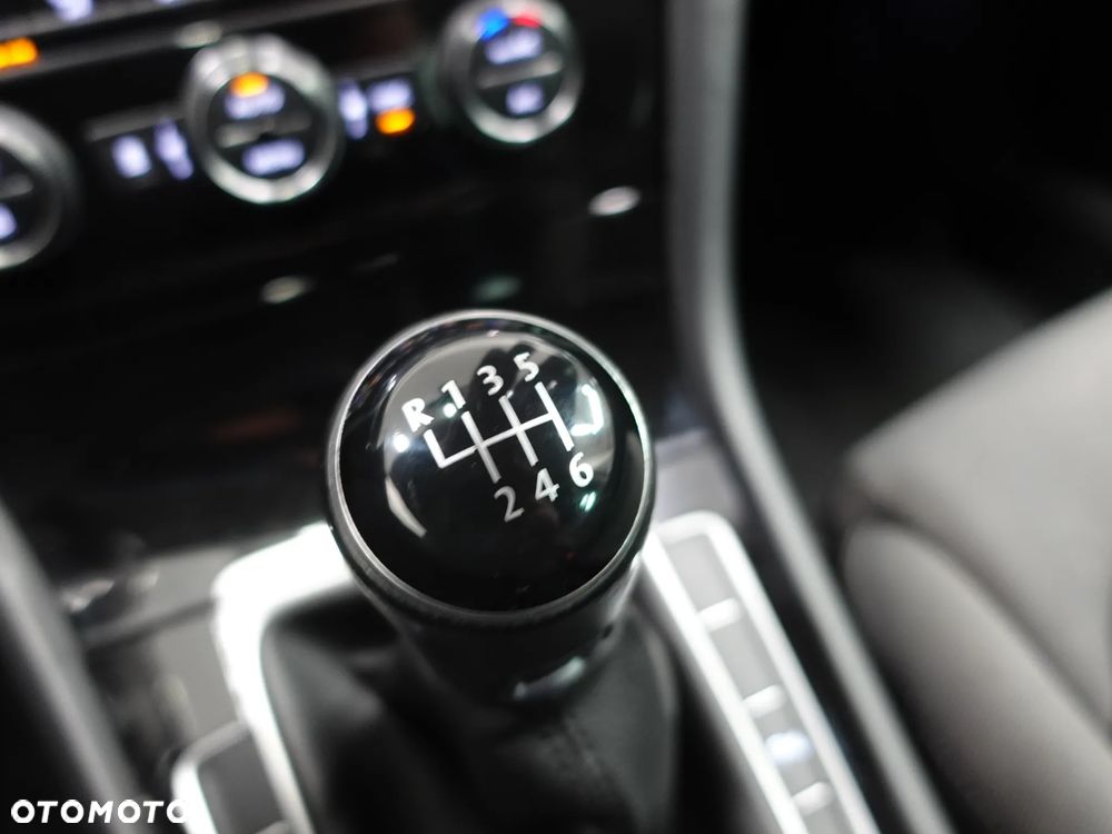 Volkswagen Golf 2.0 TDI SCR Highline - 35