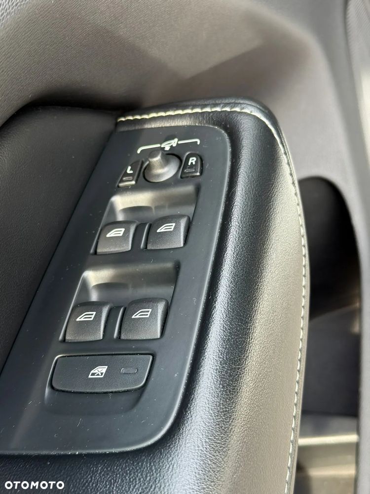 Volvo XC 60 D4 AWD R-Design - 17