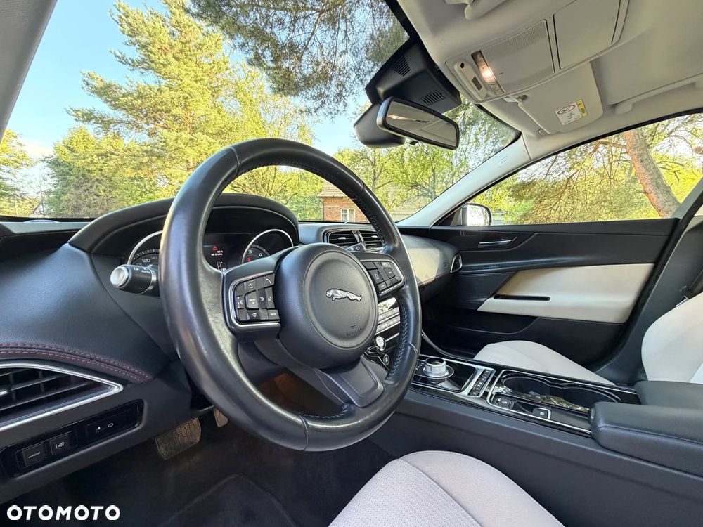 Jaguar XE D180 R-Dynamic S - 18