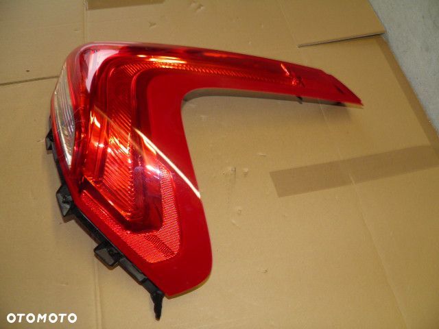 LAMPA TYLNA PRAWA VOLVO V40 XC40 - 4