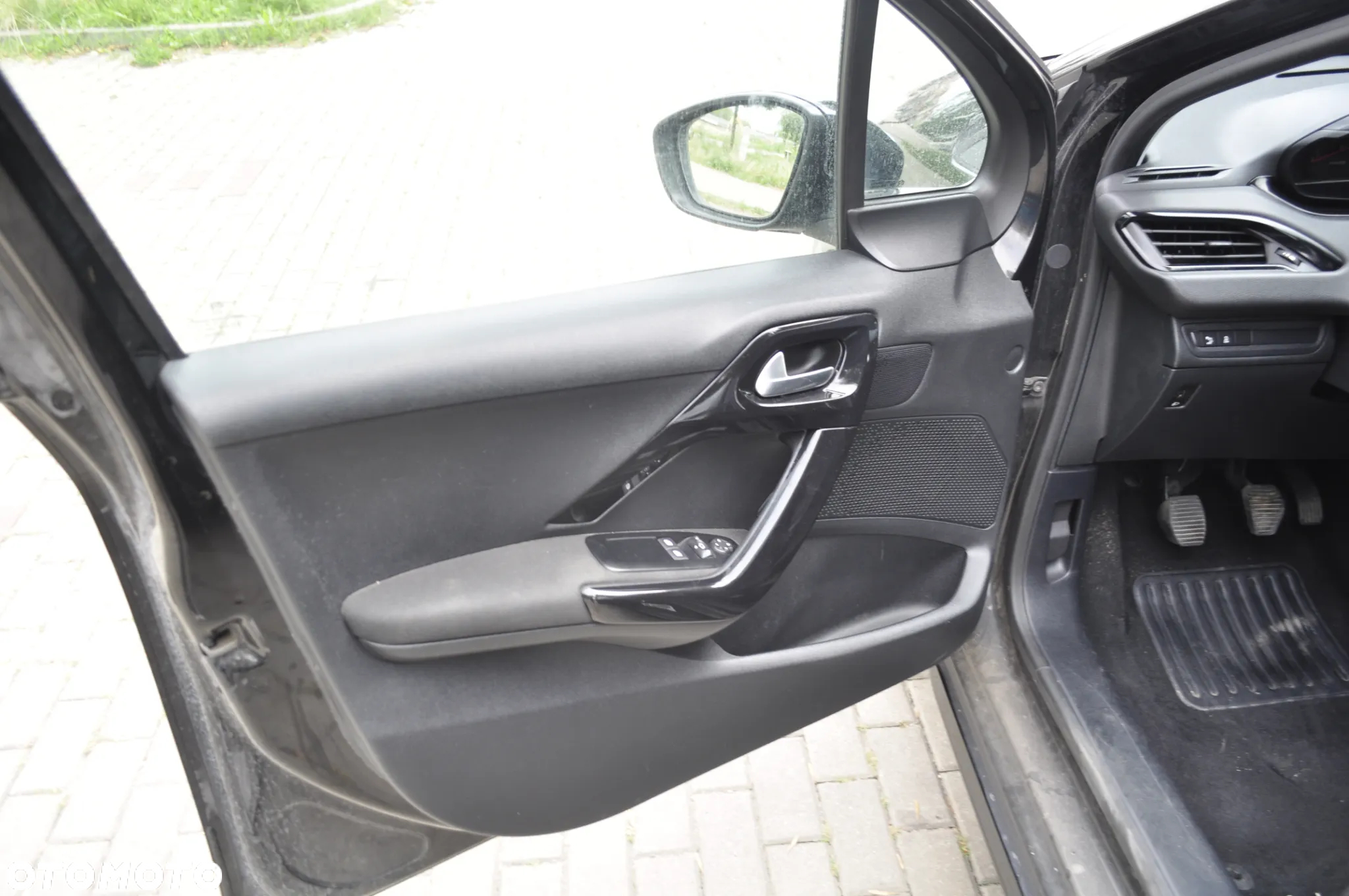 Peugeot 208 - 13