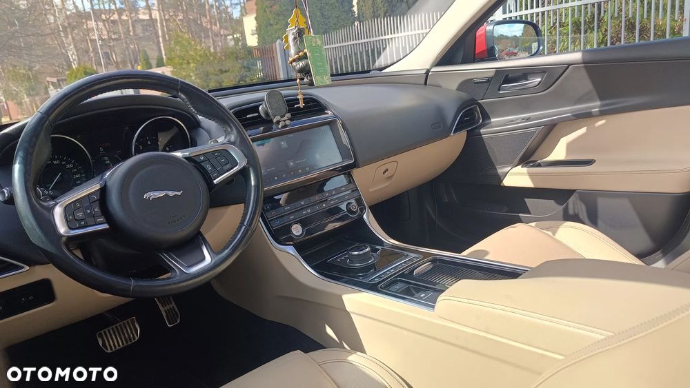 Jaguar XE 25t Prestige - 11