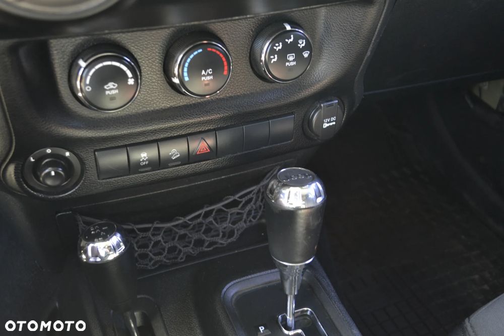 Jeep Wrangler 3.6 Unlim Sahara - 33