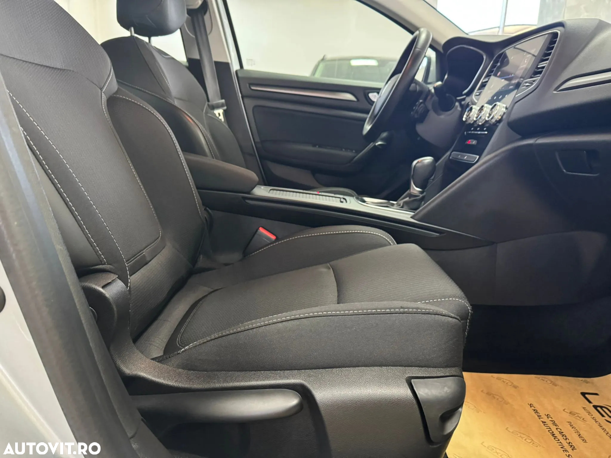 Renault Megane Grandtour E-TECH Plug-in 160 BUSINESS EDITION - 21