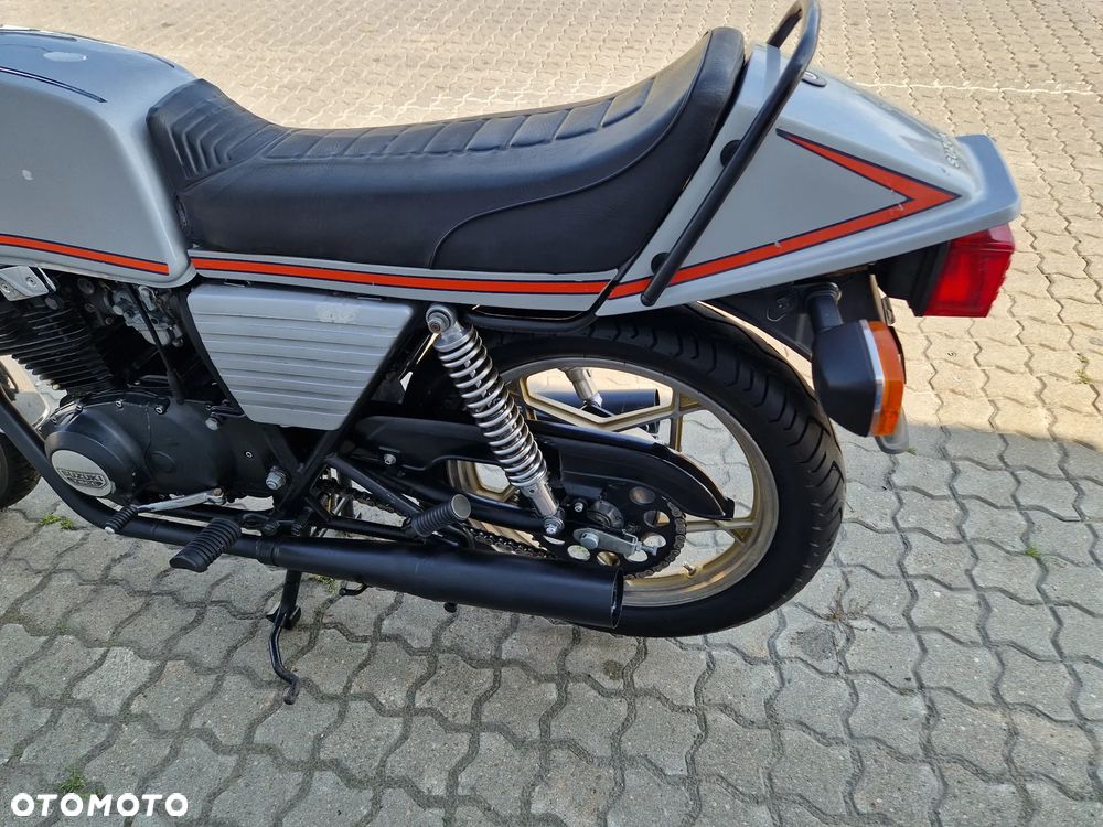 Suzuki GSX - 16