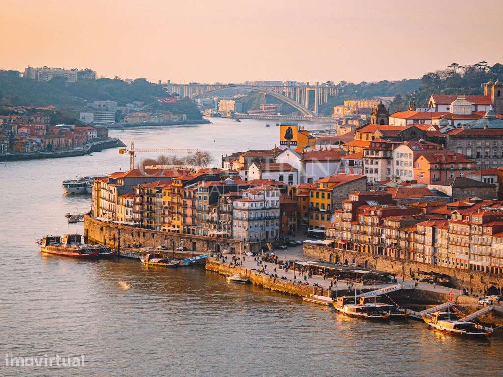Apartamento T2 duplex com varanda no centro histórico do Porto - Grande imagem: 2/39