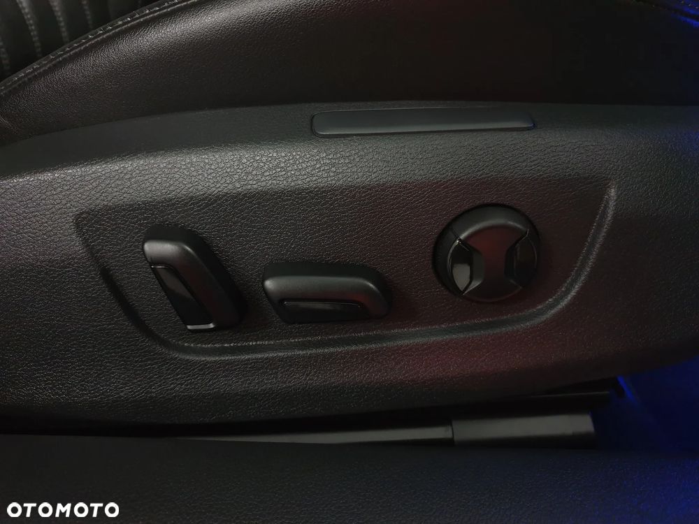 Skoda Superb 2.0 TDI L&K DSG - 33