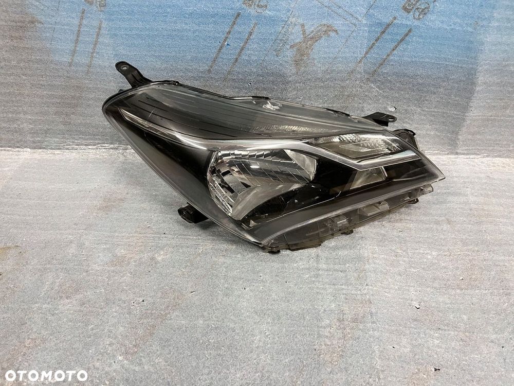 REFLEKTOR PRAWY TOYOTA YARIS III LIFT - 1