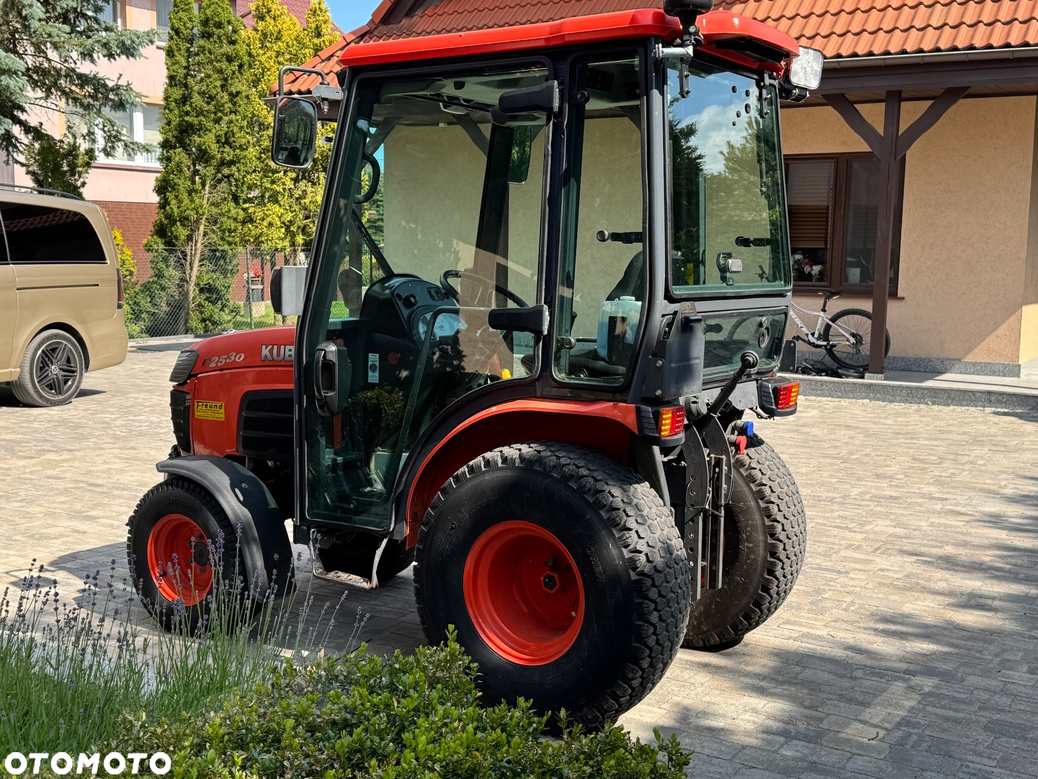Kubota B 2530 - B5 4x4 Ciągnik Sadowniczy Pełne wyposażenie wszystkie przyłącza Klima Stan Unikatowy Nowy - 12