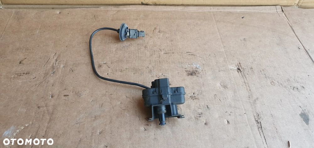 Siłownik silniczek klapki wlewu paliwa VW Tiguan I Lift 5N0810773E - 1