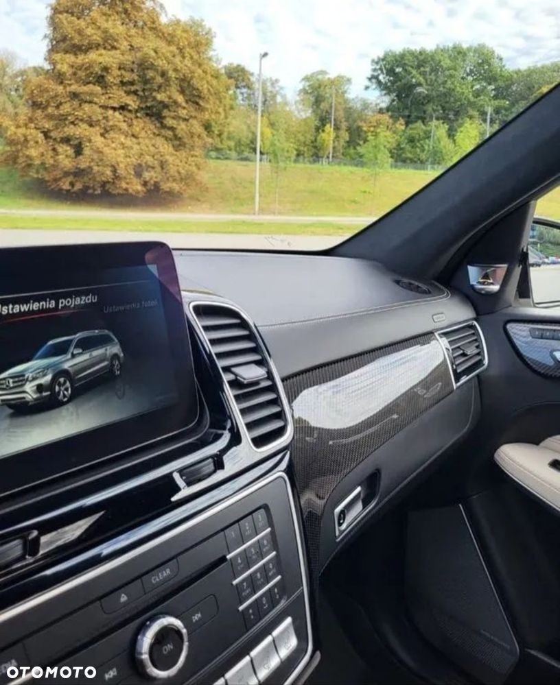 Mercedes-Benz GLS - 23