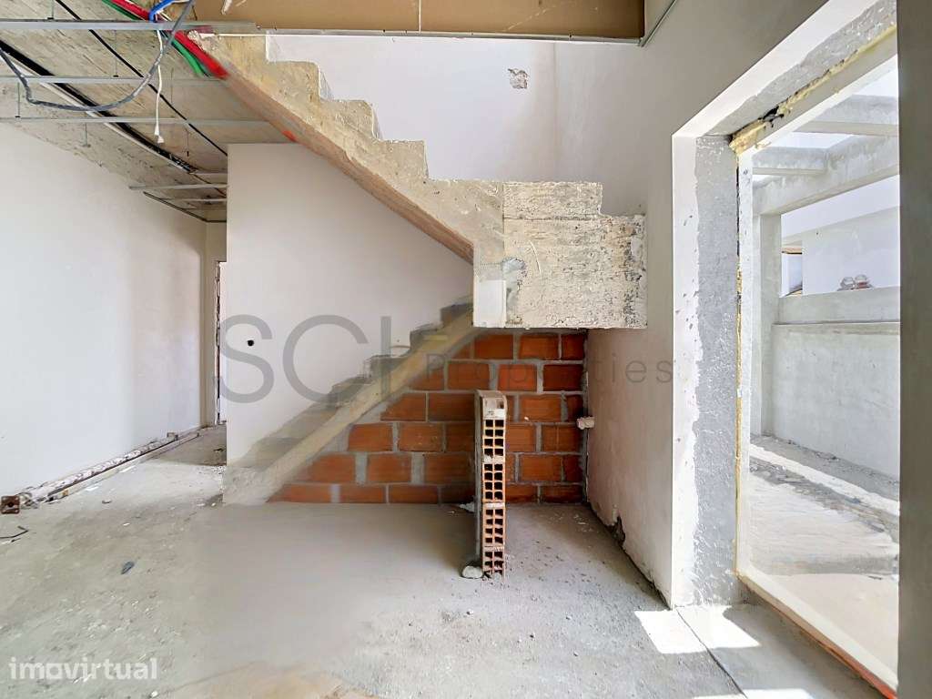 Moradia T4 duplex com garagem e churrasqueira em Fernão Ferro - Grande imagem: 4/25
