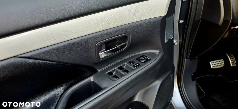 Mitsubishi Outlander - 25