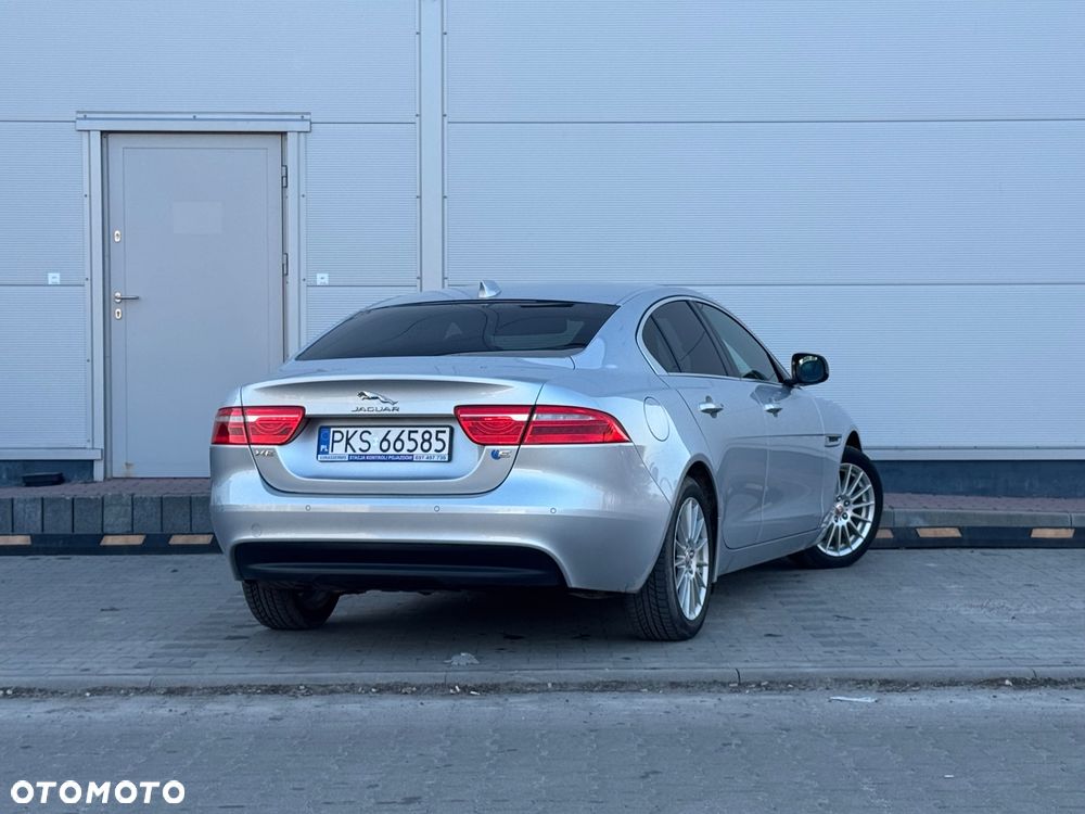 Jaguar XE E-Performance Pure - 4