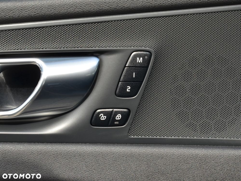 Volvo XC 60 B4 D AWD Momentum Pro - 19