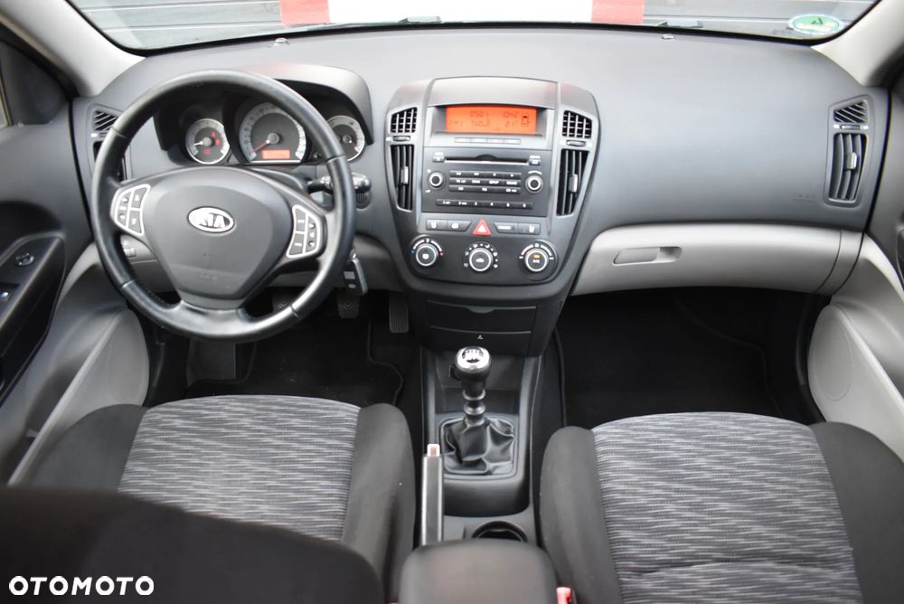 Kia Ceed - 10