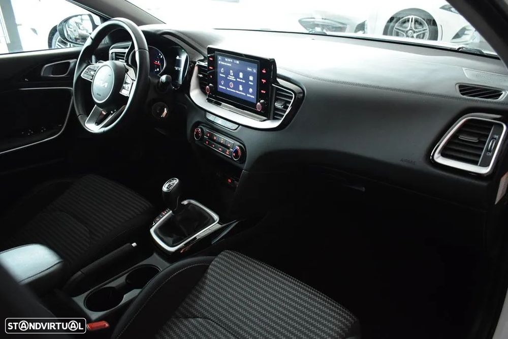 Kia Ceed SW 1.6 CRDi MHEV Dynamic - 32