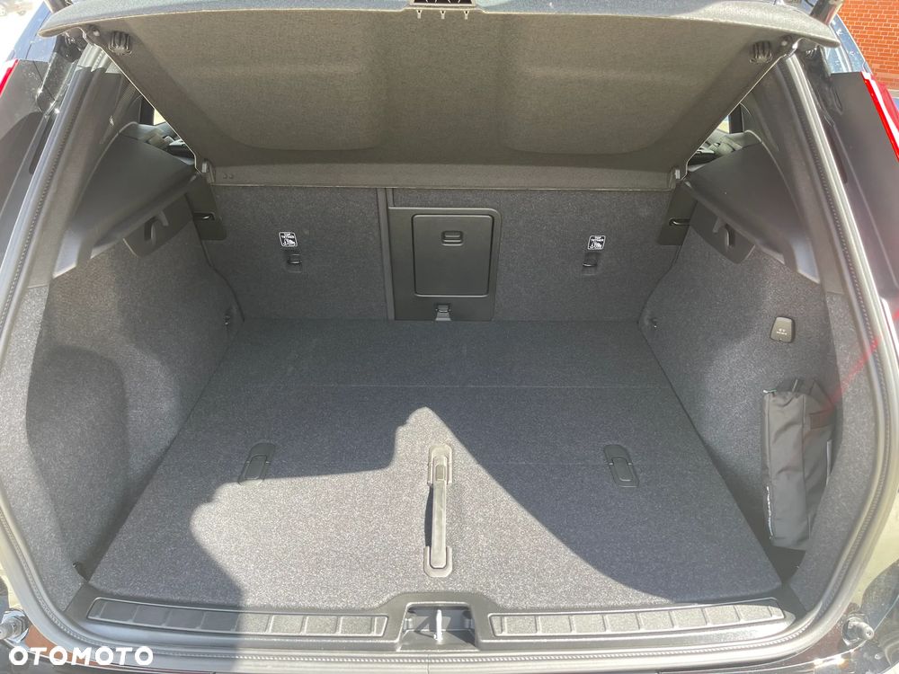 Volvo XC 40 B4 Plus Black Edition - 25